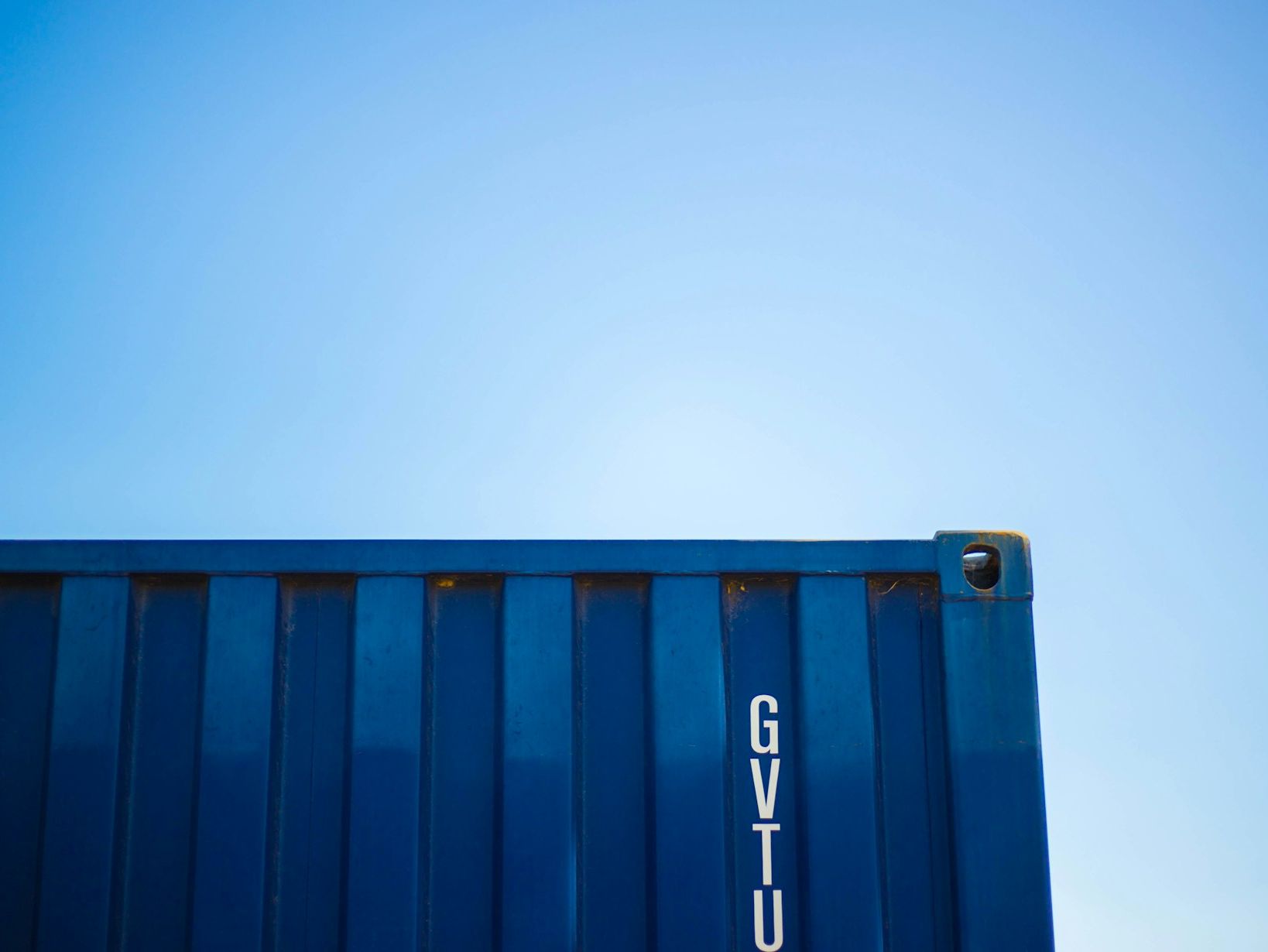 Blå container | Bilbärgning i Borås AB